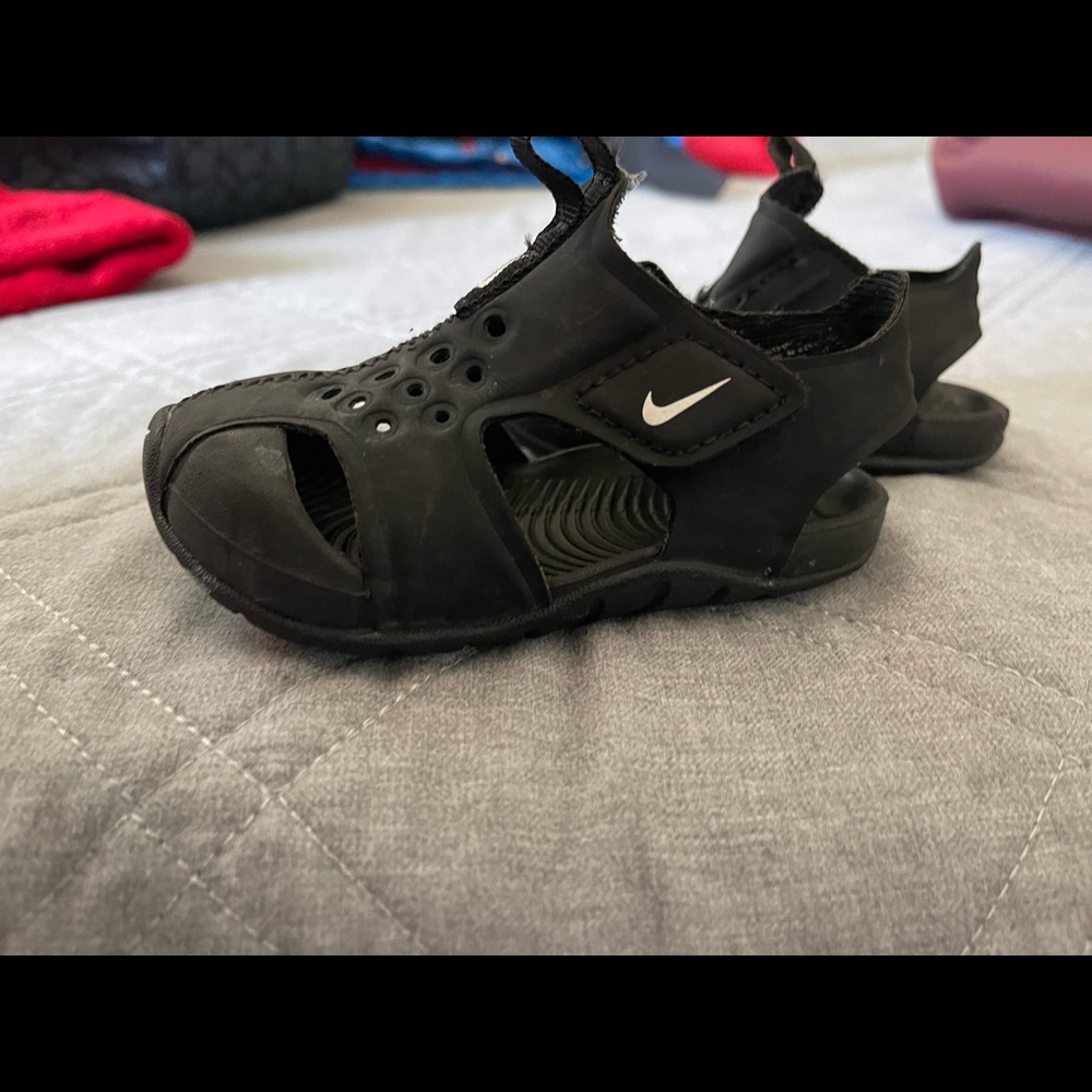Nike sandals almost new size 4c